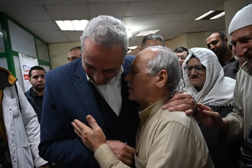 محافظ الغربية يستمع للمرضى وكبار السن في طابور صيدليات التأمين الصحي: مطالبكم فوق راسي