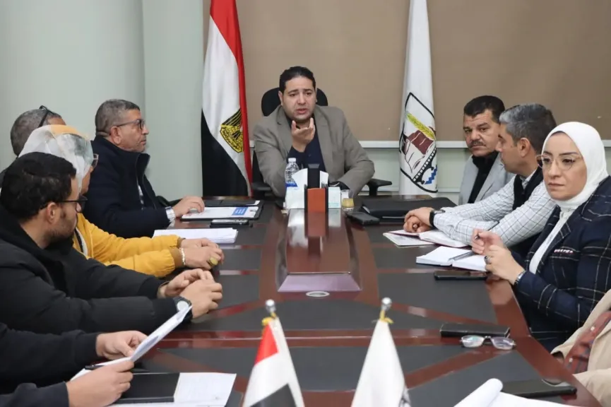 نائب محافظ بني سويف يناقش آليات إدارة وتشغيل مجمع المواقف أسفل محور عدلي منصور