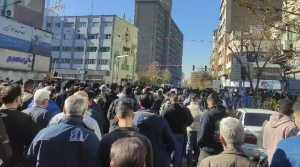 اليوم الثالث للاحتجاجات.. مسئول إيراني يدعو المواطنين للتحلي بالحكمة