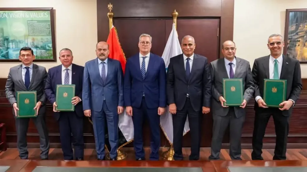 وزير البترول والثروة المعدنية يشهد توقيع عقد تمويل مجمع إنتاج السيليكون المعدني