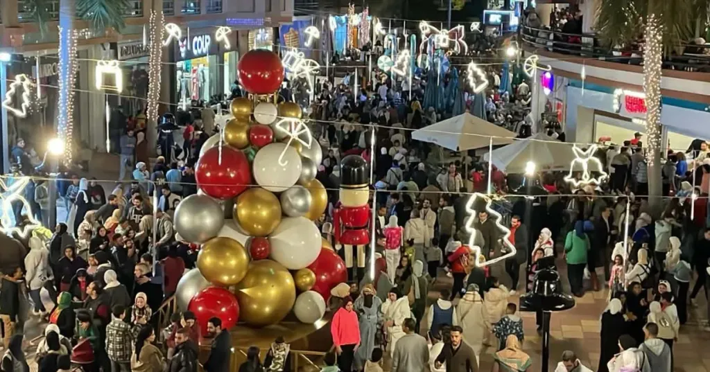 زحام في الأماكن العامة بالإسكندرية قبل ساعات من بداية العام الميلادي الجديد