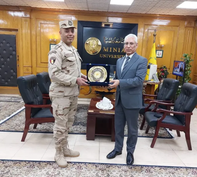 جامعة المنيا تكرم مدير إدارة التربية العسكرية تقديرًا لدوره في تعزيز الوعي والانتماء الوطني بين الطلاب