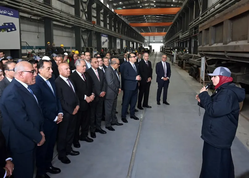 بالصور.. جولة تفقدية لرئيس الوزراء في عدد من أقسام مصنع ”سيماف” بحلوان