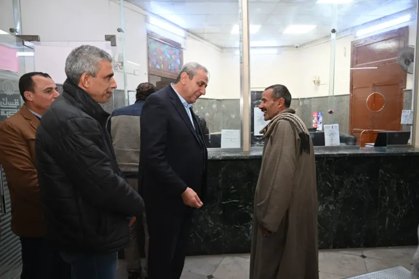 مع أول أيام العام الميلادي الجديد..محافظ الغربية يستقبل المواطنين بنفسه بالمراكز التكنولوجية