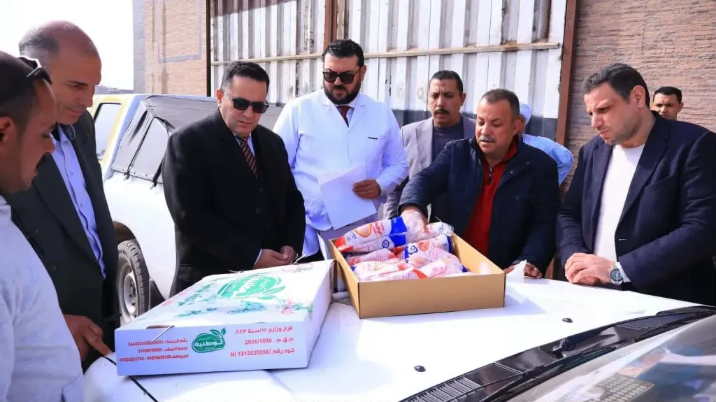 ضبط طني دواجن مجهولة المصدر داخل مجزر بكفر صقر