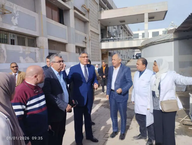 محافظ الجيزة يرافقه مساعد وزير الصحة للمشروعات القومية يتفقدان مستشفى 6 أكتوبر المركزي