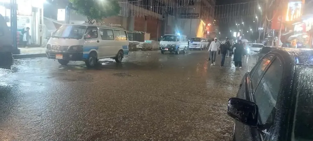 أمطار غزيرة وبطء مروري في عدة شوارع بدمياط