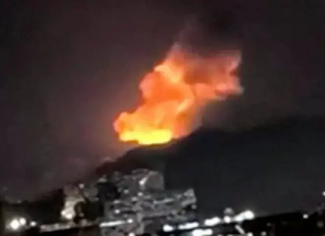 انفجارات تهز العاصمة الفنزويلية وتحليق لطائرات حربية امريكية علي ارتفاع منخفض .. ورئيس فنزويلا مستعدون للتفاوض