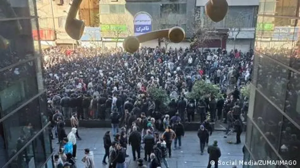 استمرار المظاهرات في إيران ودخول الولايات المتحدة لدعم المتظاهرين