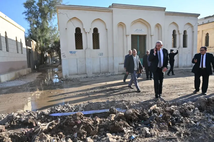 استجابة فورية لشكاوى المواطنين.. محافظ الغربية يقود حملة نظافة مكبرة بالمقابر الجديدة بالمحلة ويشدد على احترام حرمة الموتى