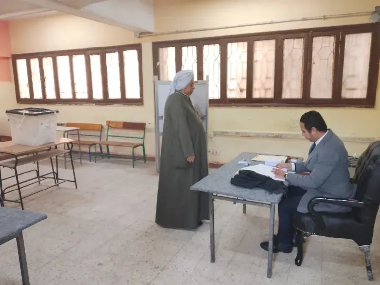 إقبال كثيف من الناخبيين على دائرة الوراق بمحافظة الجيزة