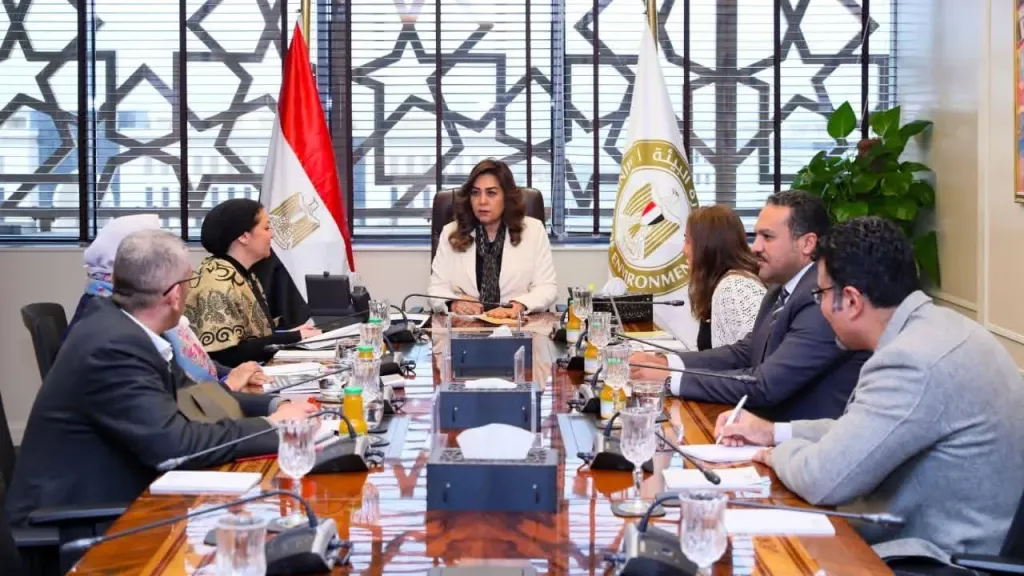 وزيرة البيئة توجه بتكثيف الرقابة الميدانية ومتابعة الالتزام البيئى للمنشآت الصناعية