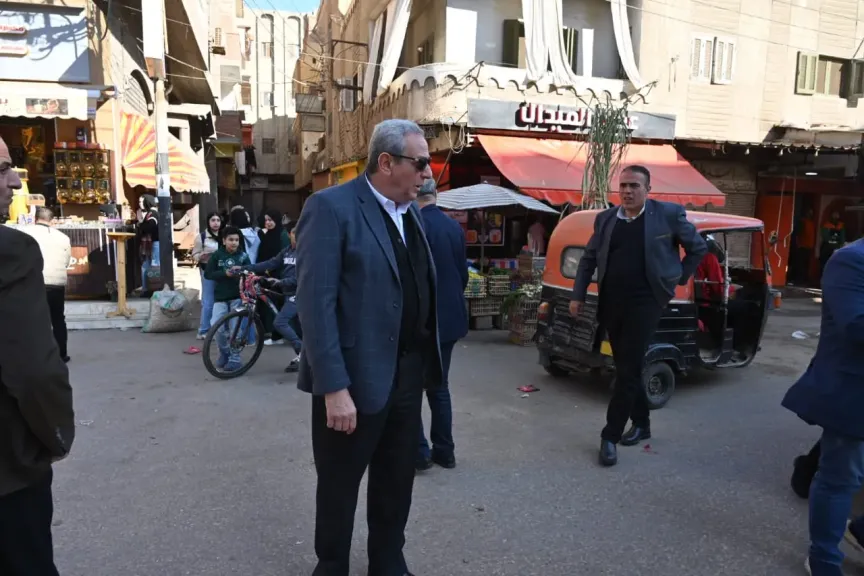 وسط شوارع القرى وبين الأهالي.. محافظ الغربية في جولة مفاجئة بمحلة مرحوم