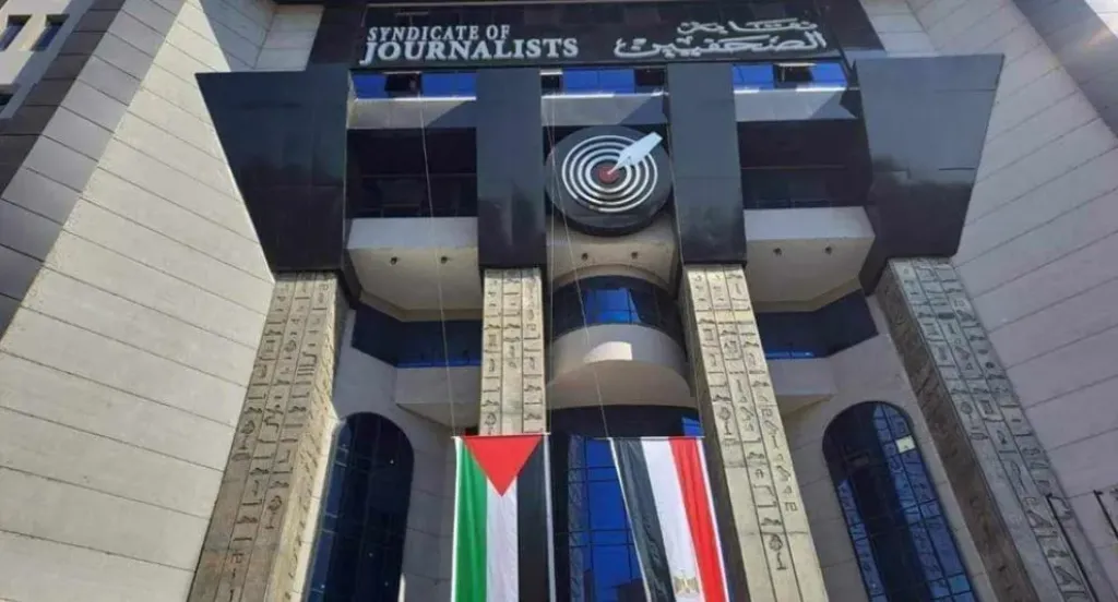 نقابة الصحفيين تقرر شطب عبدالرحيم علي بعد أزمة البوابة