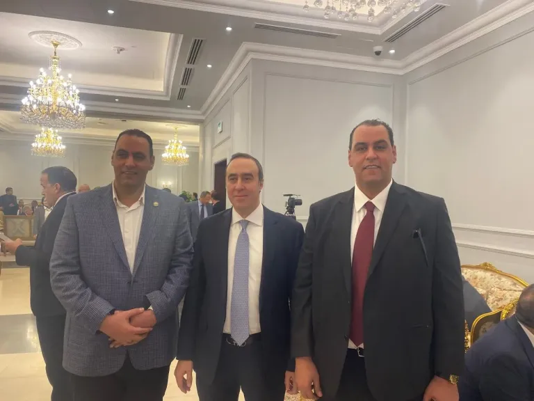 نائب وتوأمة داخل مجلس النواب اثناء استخراج الكارنيه