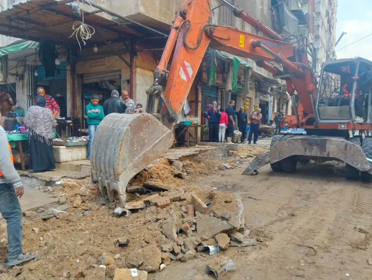 مديرية الطرق  تنهي رصف الأجزاء المتهالكة بشارع أحمد سعود  حتى سور المترو بالاسكندرية