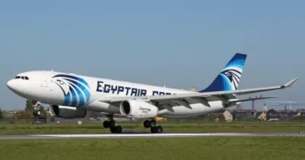 مصر للطيران تعلق رحلاتها إلى 13 وجهة خليجية وعربية بسبب التوترات الإقليمية