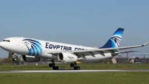 مصر للطيران تعلق رحلاتها إلى 13 وجهة خليجية وعربية بسبب التوترات الإقليمية