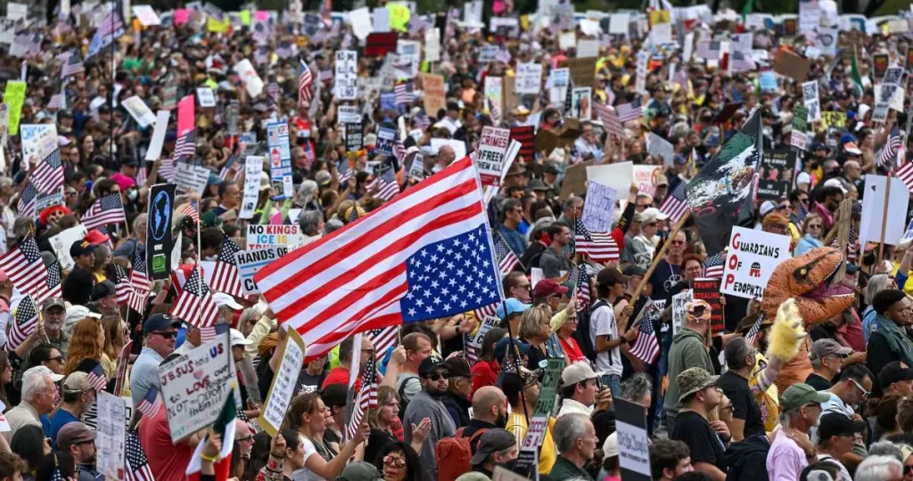 مظاهرات حاشدة بالولايات المتحدة الامريكية والغضب والعنف ينتشر بالشوارع