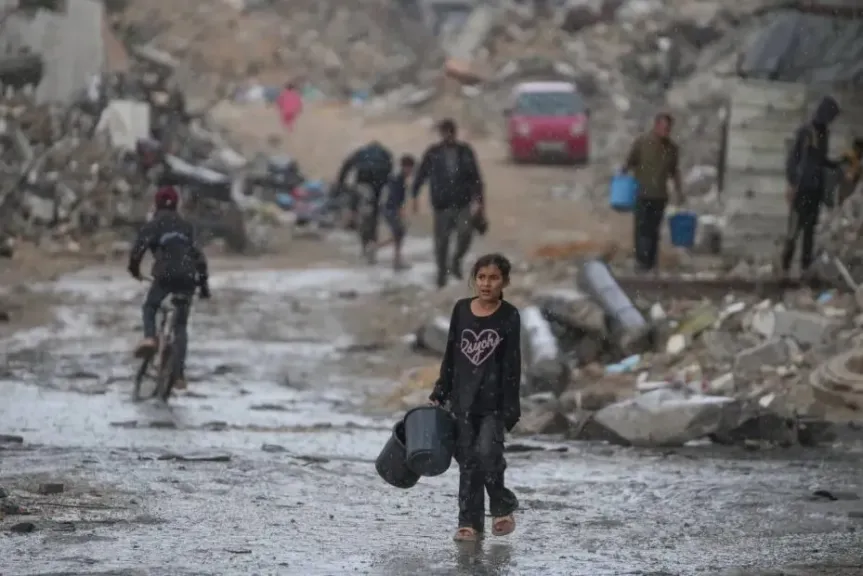 الدفاع المدني في غزة: آلاف الخيام تضررت بشكل كامل ونحذر من كارثة إنسانية بالأيام القادمة