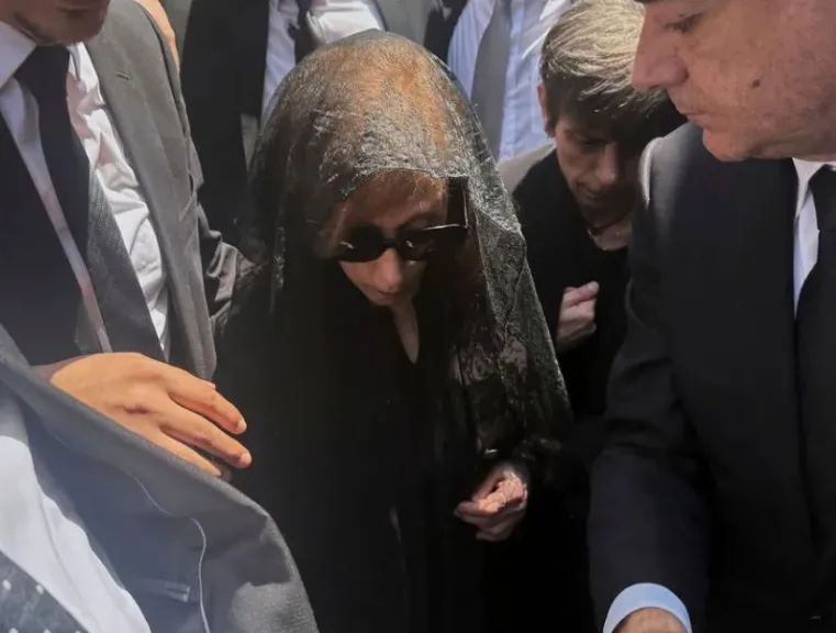 فيروز تشيع نجلها هلي الرحباني إلى مثواه الأخير في بكفيا