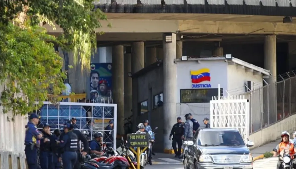 فنزويلا تفرج عن سجناء سياسيين وتتعهد بـ إنقاذ مادورو