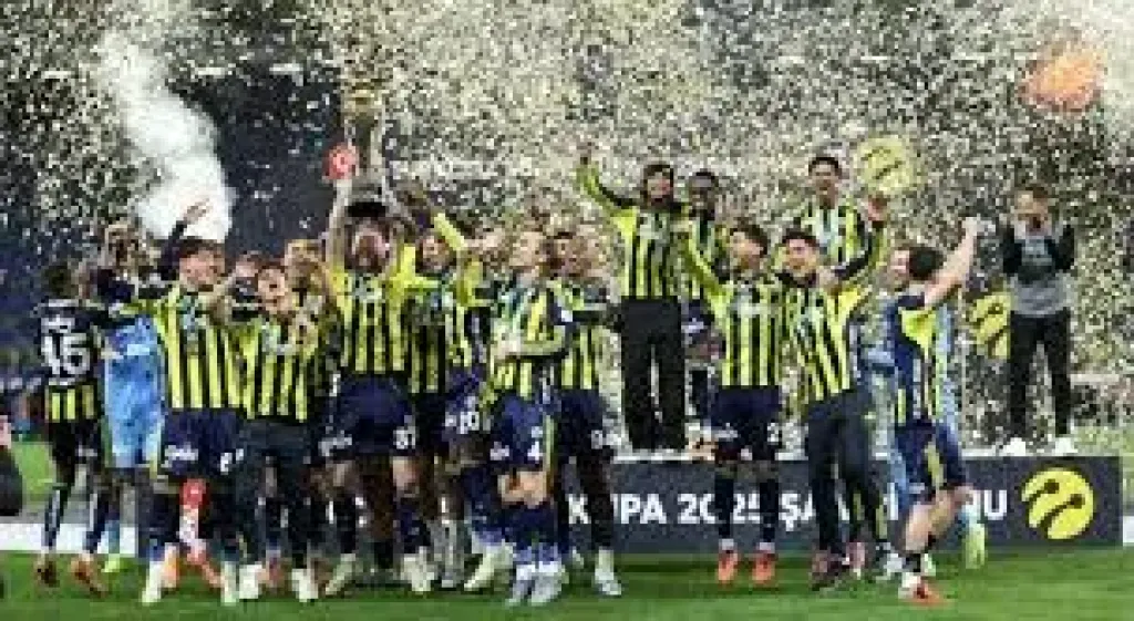 فنربخشة يتوج بلقب السوبر التركي بعد الفوز على جالطة سراي