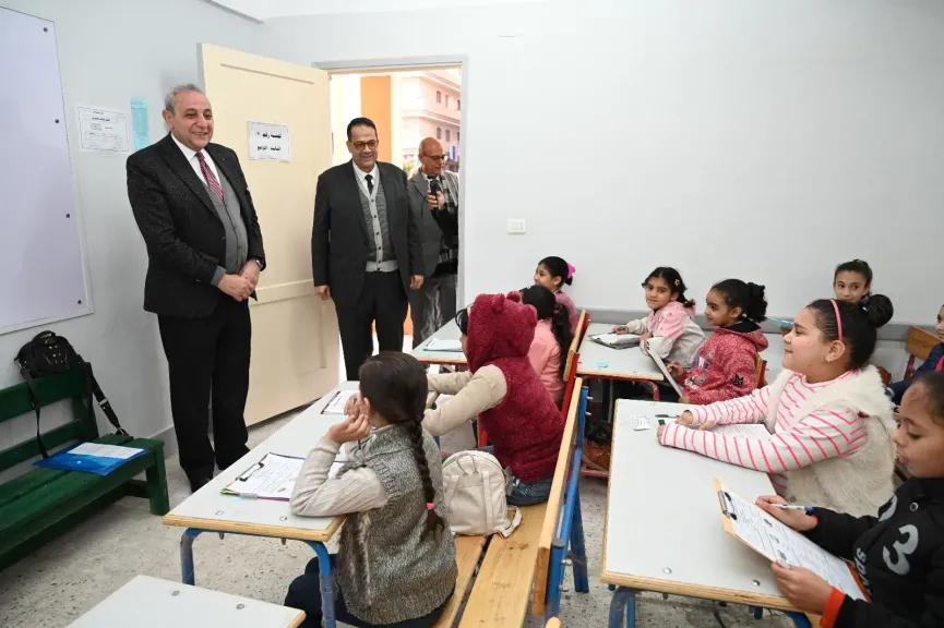 محافظ الغربية يتفقد لجان امتحانات النقل بطنطا ويطمئن أولياء الأمور