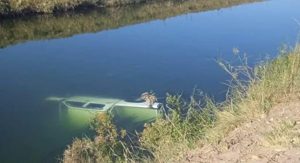 انقلاب سيارة مدير مكتب محافظ أسوان في الترعة