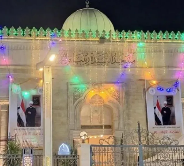 بعد جدل لافتة وزير الأوقاف.. أديب يشيد برفع الصورة من واجهة مسجد السيدة زينب: خيرًا فعل