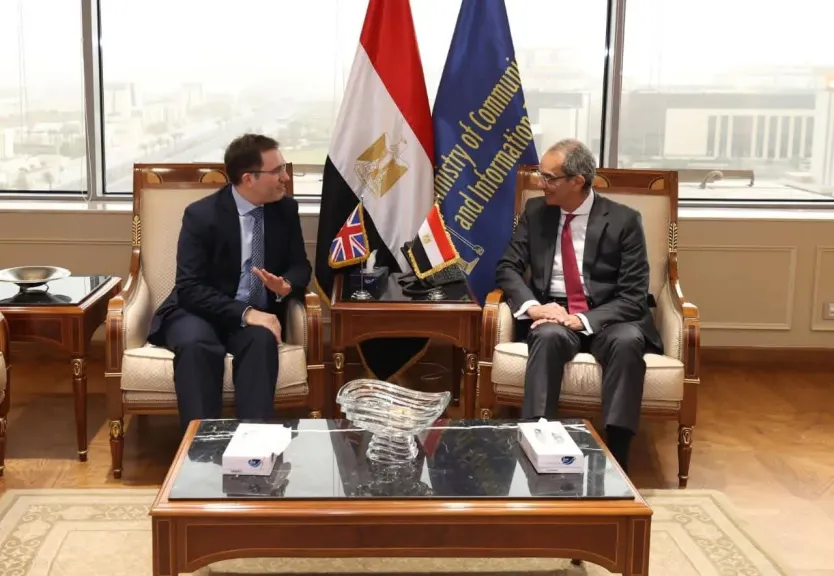 وزير الاتصالات يبحث مع سفير المملكة المتحدة بالقاهرة سبل تعزيز الاستثمارات البريطانية في مجالات التعهيد وتكنولوجيا المعلومات في مصر