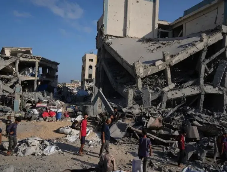 انهيار منزلين متضررين من قصف إسرائيلي سابق في خان يونس وغزة