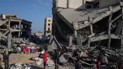 انهيار منزلين متضررين من قصف إسرائيلي سابق في خان يونس وغزة