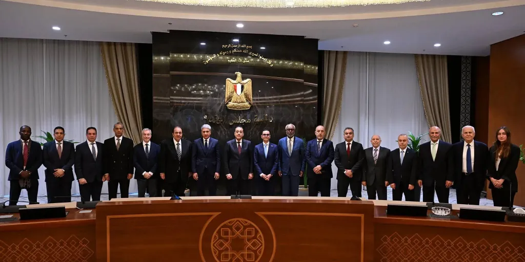 رئيس الوزراء يشهد توقيع اتفاقية مشروع ”ريكسوس وريكسوس ليفينج – مركز التجارة العالمي بالقاهرة”