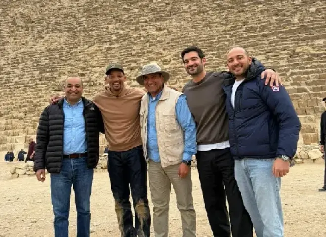 الممثل العالمي ويل سميث يزور أهرامات الجيزة خلال إجازته في مصر
