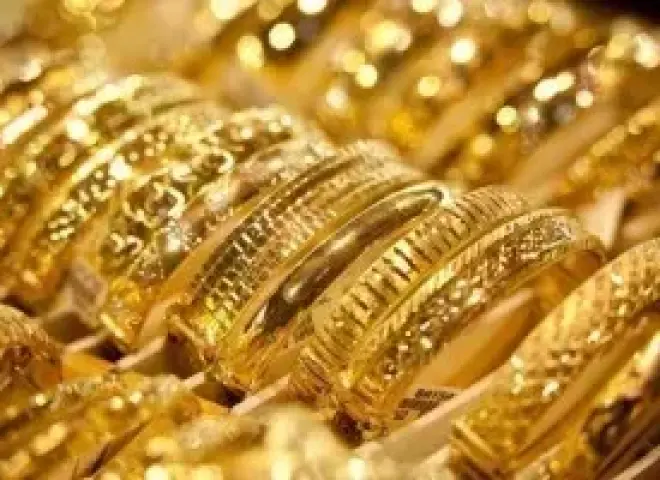 اسعار الذهب تتراجع 4% وتوقعات بتخبط في السوق بعد قرارات الفيدرالي الامريكي