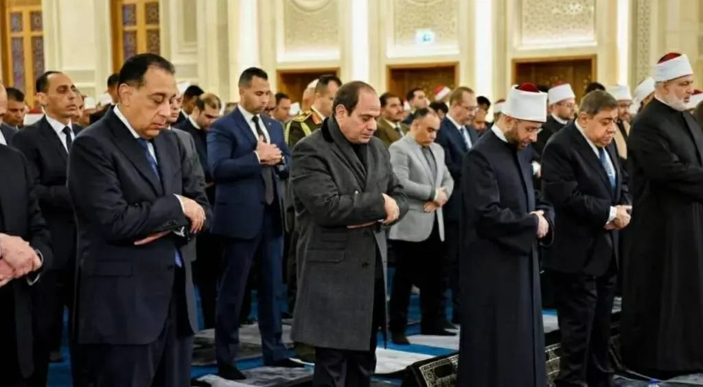 الرئيس السيسي يفتتح مسجد العزيز الحكيم ويؤدي صلاة الفجر بحضور كبار رجال الدولة