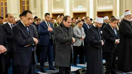 الرئيس السيسي يفتتح مسجد العزيز الحكيم ويؤدي صلاة الفجر بحضور كبار رجال الدولة
