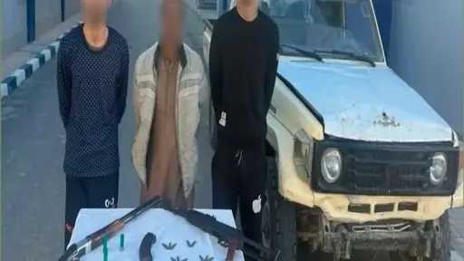 بأسلحة نارية.. ضبط 3 متهمين استوقفوا ميكروباص وسرقوا قائده بالإكراه في مطروح