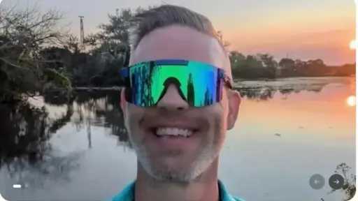 عامل بمصنع فورد يتبادل الشتائم مع الرئيس الامريكي اثناء زيارة ”ترامب” للمصنع