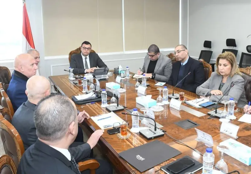 وزير الإسكان يعقد اجتماعًا مع مسئولي شركة السويدي لدفع العمل بالمشروعات التي تنفذها الشركة بالمدن الجديدة