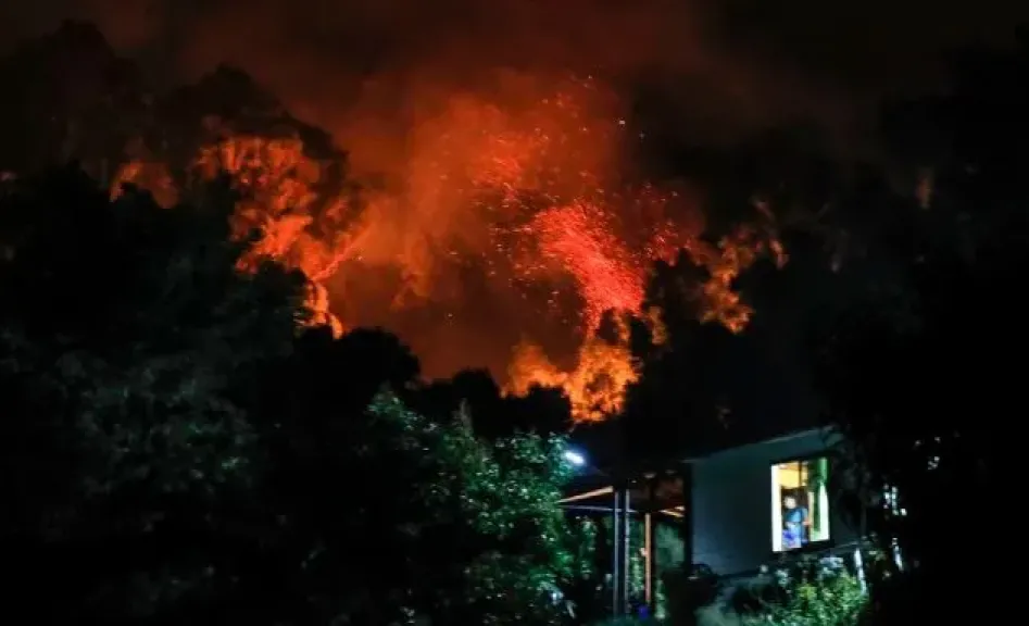 مقتل 15 شخصا ونزوح الآلاف جراء حرائق غابات تجتاح وسط وجنوب تشيلي