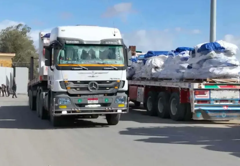 168 شاحنة مساعدات تغادر معبر رفح البري إلى كرم أبو سالم لتسليمها للجانب الفلسطيني