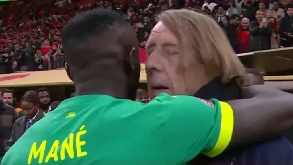 ”الظلم واضح” حوار جانبي بين ساديو ماني وكلود لو روي اثناء مباراة النهائي لبطولة الامم الافريقية