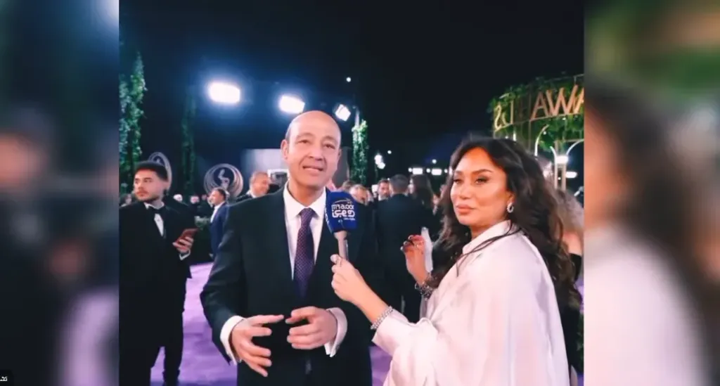 ”كان نفسي أمي اللي تمنحني الجائزة” تعليق عمرو اديب بعد استلامه جائزة Joy Awards