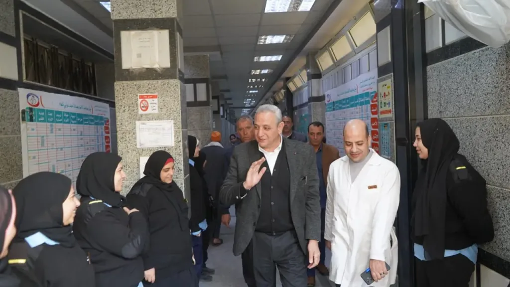 محافظ الغربية في جولة مفاجئة داخل عيادات التأمين الصحي بكفر الزيات
