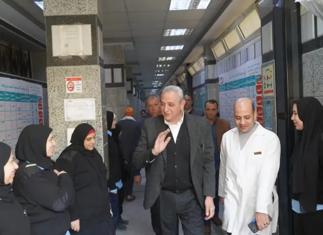 محافظ الغربية في جولة مفاجئة داخل عيادات التأمين الصحي بكفر الزيات