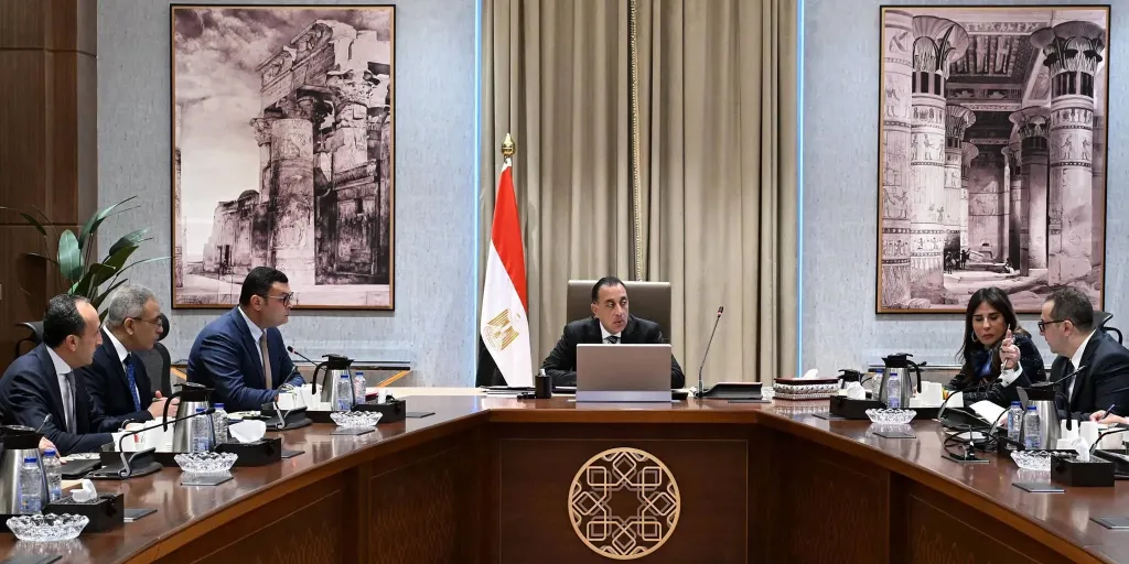 رئيس الوزراء يتابع عددا من ملفات العمل مع وزير الإسكان