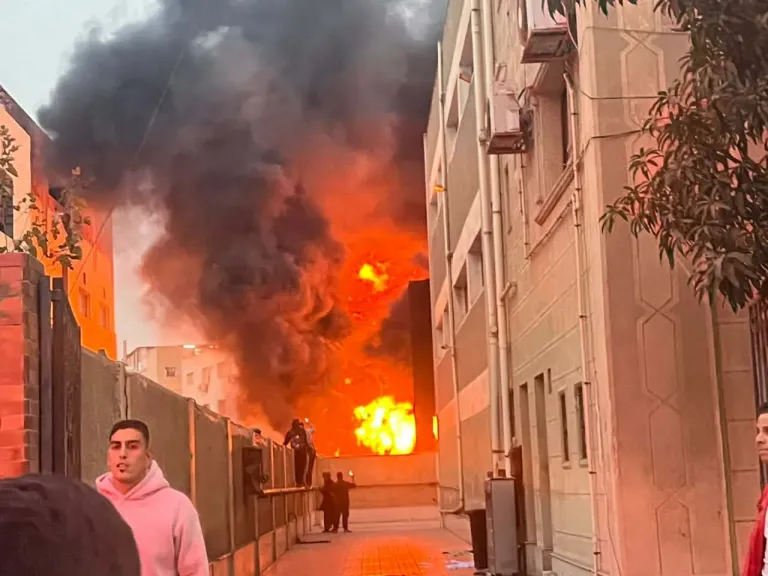 محافظ القليوبية يتابع السيطرة على حريق مصنع أطباق بلاستيك بالعبور