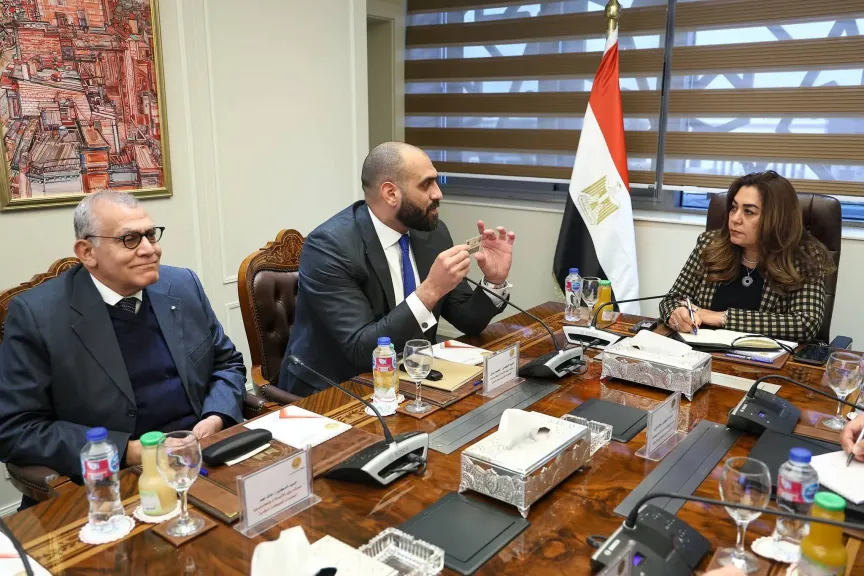 تبسيط إجراءات تراخيص المحال العامة على المواطنين وتقديم تخفيضات في دفع الرسوم لتشجيع أصحاب المحلات